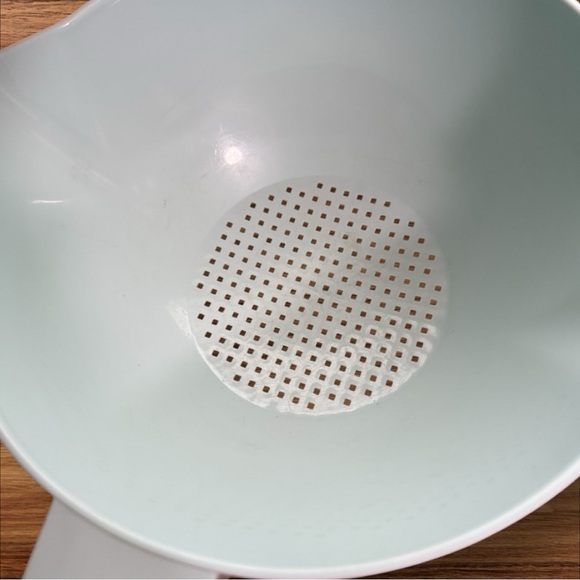 Vintage 1970s Tupperware #1523-6 Large 2 Qt. Mint Green Colander Strainer - Picture 3 of 4